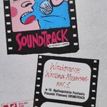 Grafika festiwalu „Soundtrack” z motywem śpiewającej osoby oraz fotografia wyróżnienia dla Wiktorii Milewskiej w Ogólnopolskim Festiwalu Piosenki Filmowej.