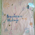 Kolorowy plakat „Bezpieczne Wakacje” z rysunkami i krótkimi zasadami bezpieczeństwa nad wodą i w słońcu.