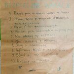 Plakat „Kodeks bezpieczne wakacje” z listą 10 zasad dotyczących bezpiecznego zachowania podczas letniego wypoczynku.