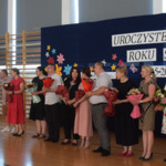 Na tle dekoracji kończącego się roku szkolnego wyróżniono osoby, które swoją pracą i zaangażowaniem przyczyniły się do sukcesów uczniów i szkoły.