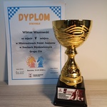 Złoty puchar i dyplom za 5. miejsce w Mistrzostwach Polski Juniorów w Szachach Błyskawicz.jpg