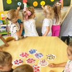Dzieci z grupy Sówki podczas aktywności z okazji Międzynarodowego Dnia Kropki..jpg