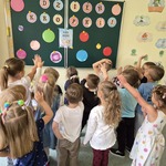 Dzieci z grupy Żabki podczas zabaw ruchowych z okazji Dnia Kropki..jpg
