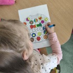 Dzieci z grupy Motylki podczas wykonywania pracy plastycznej z okazji Dnia Kropki..jpg