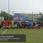 Uczniowie i opiekunowie uczestniczący w szkolnym turnieju sportowym na boisku wielofunkcyjnym.jpeg