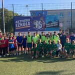 Uczniowie biorący udział w wydarzeniu sportowym „Aktywna Szkoła” podczas wspólnego zdjęcia..jpeg