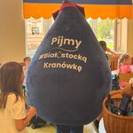 Maskotka kropli wody odwiedza uczniów w klasie w ramach kampanii „Pijmy Białostocką Kranówkę”..jpeg