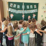 Dzieci z grupy Żabki podczas aktywności z okazji Dnia Przedszkolaka..jpg