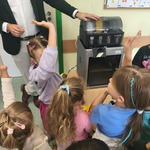 Dzieci z grupy Motylki podczas aktywnego uczestniczenia w warsztatch 3D..jpg