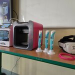 Na stoliku stoją drukarki 3D_ długopisy 3D oraz gogle VR.jpg