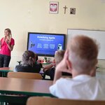 Prowadząca tłumaczy uczniom w jakich dziedzinach można wykorzystać druk 3D.jpg