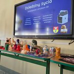 Ekran multimedialny z prezentacją o dziedzinach_ w których druk 3D jest użyteczny oraz wyd.jpg