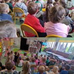 Przedszkolaki z grupy Misie_ Sówki oraz Żabki podczas uczestniczenia w spektaklu Teatrzyku pod Orzełkiem..jpg