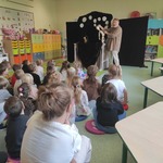 Przedszkolaki podczas spektaklu Teatrzyku pod Orzełkiem..jpg
