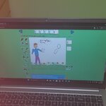 Na ekranie laptopa widoczny jest rysunek wykonany w programie komputerowym, poruszający temat hejtu i cyberprzemocy.