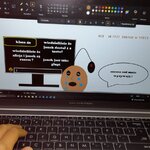 Grafika na ekranie laptopa przedstawiająca przykład cyberprzemocy i hejtu w internecie.