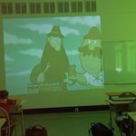 Projekcja filmu edukacyjnego w klasie