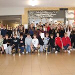 Uczniowie i nauczyciele prezentują puchary oraz dyplomy zdobyte w szkolnym współzawodnictwie sportowym..JPG