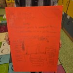 Uczeń klasy 2D prezentuje pomarańczową gazetkę przyrodniczą z odręcznym rysunkiem konia i .jpg