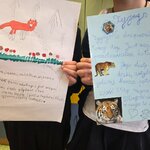Dwoje uczniów klasy 2D prezentuje prace przyrodnicze o lisie i tygrysie_ zawierające rysun.jpg