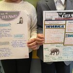 Dwoje uczniów klasy 2D trzyma własnoręcznie przygotowane gazetki z informacjami o kocie do.jpg