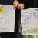 Dwoje uczniów klasy 2D prezentuje gazetki przyrodnicze o rybce i żółwiu stepowym_ zawieraj.jpg