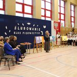 Pani dyrektor przemawia podczas uroczystości_ po lewej siedzą goście.JPG