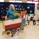 Uczniowie klas pierwszych występują podczas uroczystości ślubowania..JPG