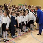 Pani wicedyrektor podczas ceremonii pasowania na ucznia szkoły.JPG