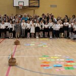 Pierwszoklasiści wraz z rodzicami uczestniczą w uroczystości ślubowania na sali gimnastycznej..JPG