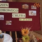 Tablica Tydzień Zdrowego Chleba_ ozdobiona kłosami zbóż_ słonecznikami oraz fotografiami różnych rodzajów pieczywa.jpg