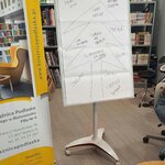 Flipchart z rysunkiem drzewa i zapisanymi skojarzeniami dotyczącymi roli drzew obok baner .jpg