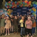 Dzieci z grupy Biedronki pozują do zdjęcia na ściance balnonowej znajdującej się w kinie..jpg