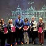 Grupa wyróżnionych osób podczas obchodów Dnia Edukacji Narodowej 2026.