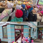 Dzieci z grupy Żabki podczas aktywności z okazji Tygodnia Zdrowego Chleba..jpg