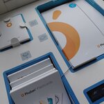 Zestaw Photon: „Otwarte pudełko z materiałami edukacyjnymi Photon, kartami obrazkowymi i instrukcjami.”