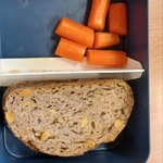 Widoczny chleb z ziarnami oraz marchewki.jpg