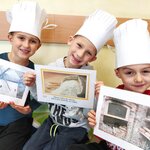 Zdjęcie chłopców w czapkach kucharskich..jpg