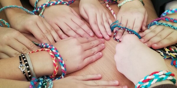 dziecięce ręce, na których są kolorowe  bransoletki.jpg