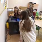 Uczniowie podglądają pracę drukarki 3d