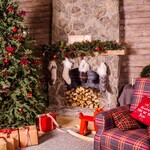 Choinka, kominek ze skarpetami, fotel ze świąteczną poduszką