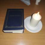 Pismo Świete i zapalona świeca.jpeg