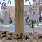 Lampioniki świąteczne na parapecie, białe ozdoby papierowe na oknie.jpeg
