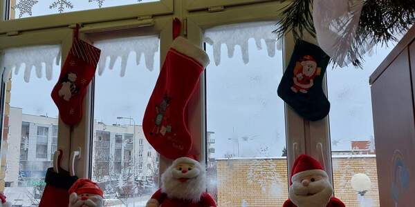 Mikołaje i świąteczne skarpety na oknie.jpeg