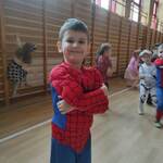 Chłopiec przebrany w strój spidermena pozuje ze złożonymi rękami podczas balu karnawałowego..jpg