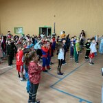 Zdjęcie przedstawia dzieci wykonujące taniec podczas balu choinkowego..jpg