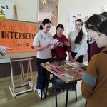 Uczniowie odpowiadają na wylosowane pytania