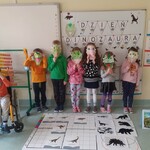 Dzieci z grupy 0a - maski na Dzień Dinozaura..jpg
