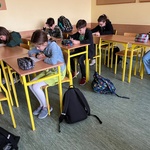 Uczniowie w skupieniu piszą.jpeg