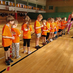 Pani Dyrektor podczas wręczenia dzieciom z przedszkola Bajka medali za udział w zawodach..jpg
